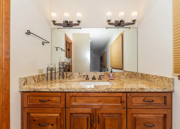 Spectacular House With 2 Master In Sedona's High End Subdivision Living! Holiday home