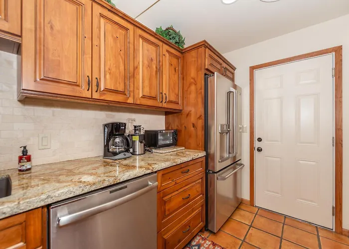 Spectacular House With 2 Master In Sedona's High End Subdivision Living! Holiday home